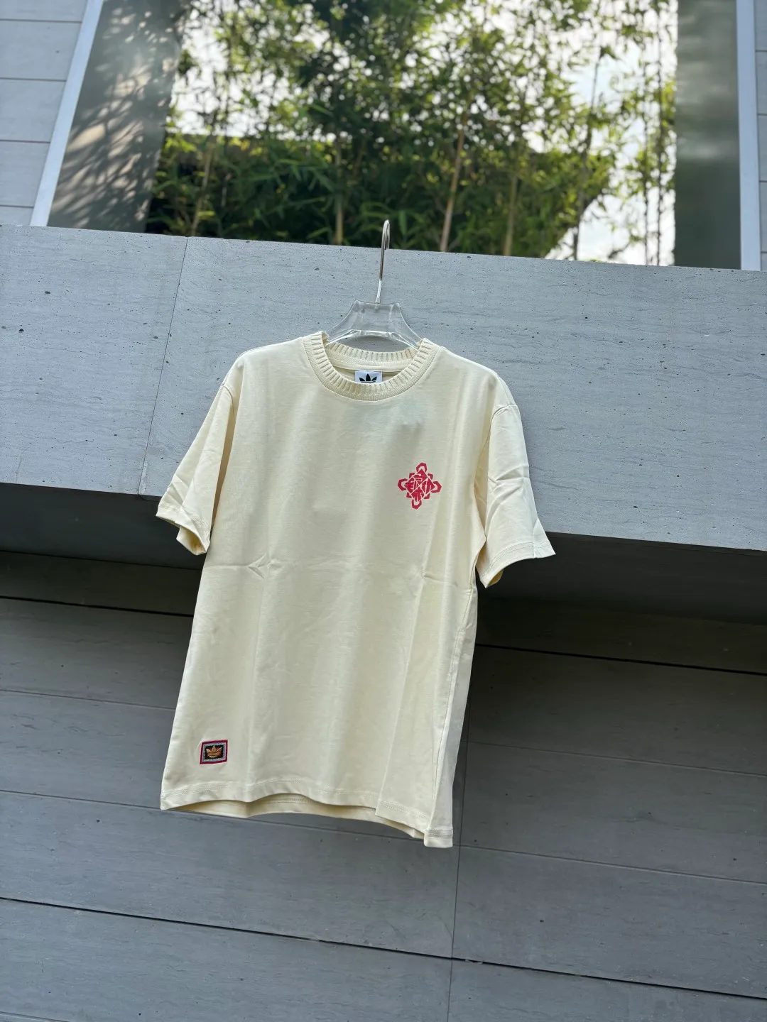 🈴𝟮Color Collection 𝟬𝟱𝟰𝟴𝟱# Exclusive real shot/difference between various stolen pictures and online version on the market [Year of the Horse limited edition 𝗮𝗱𝗶𝗱𝗮𝘀 Adidas clover logo short sleeves! AD Year of the Horse Limited Short Sleeves] ✅Selected high-density combed cotton, high-density screen printing of Chinese elements on the chest and back, custom-woven threaded neckline that does not deform, accessories details consistent with the original version ✅Adidas Clover Chinese Knot Year of the Horse Limited Short Sleeves are amazing! ✅The lucky T-shirt that is a must-have for the Year of the Horse in 2026 is here✨ The new Chinese Knot Series is also available to understand the oriental aesthetics! ✅The exquisite Chinese knot embroidery on the chest is so eye-catching! It means good luck and immediate success, the red knot is festive, the gold knot is noble, and it brings good luck buff! Classic clover logo + small logo on the hem, full of details 💯 ❤️Fairy color matching Hanyu white: gentle and white, perfect with jeans and skirts, gentleness is the natural outfit, ❤️Classic black: Versatile is not picky, gold knot embellishment is more advanced, a must-have for cool girls ✅ Complete with three standards! Perfect Quality! Highly recommended! Large size Color: Black Hanyu White Size: S to XXL (loose fit)